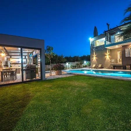 Petronila Luxury With Heated Private Pool Villa *